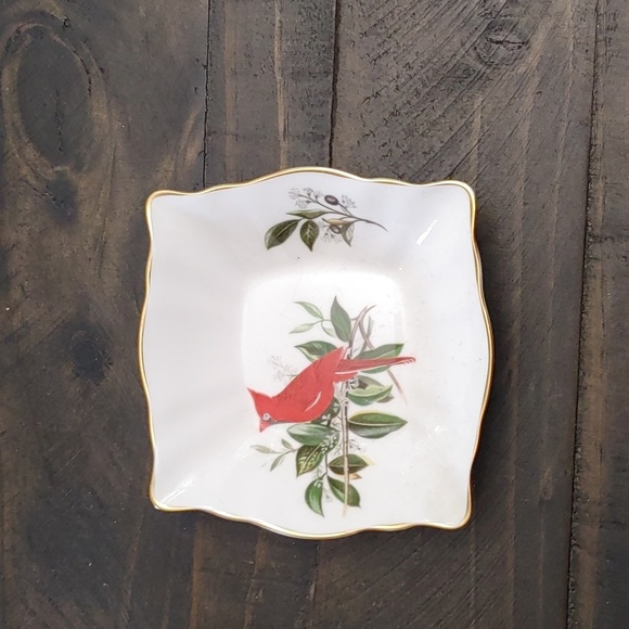 Royal Chelsea Cardinal Dish (Made in England) Gold trim - Picture 1 of 1